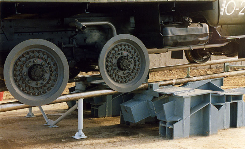 В качестве испытательного модуля использован автомобиль ЗИЛ-131, колеса которого специально адаптированы для путевой структуры СТЮ