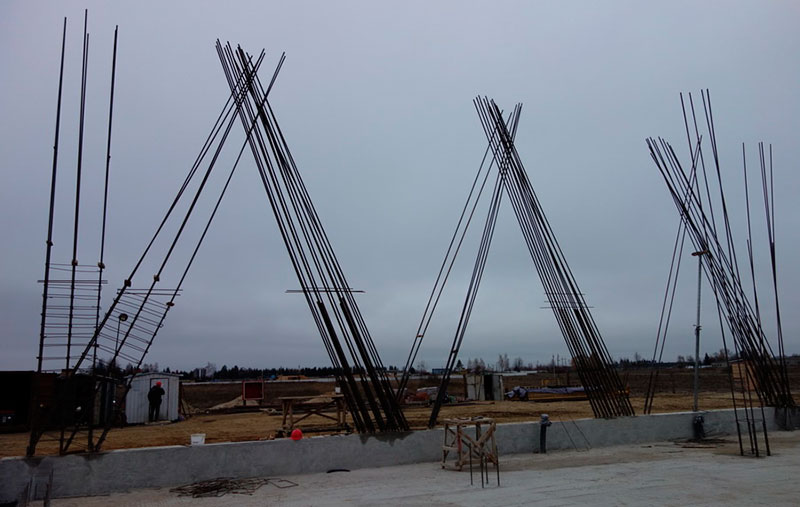 EcoTechnoPark: erection of pylons for the first anchor support of the SkyWay high-speed complex