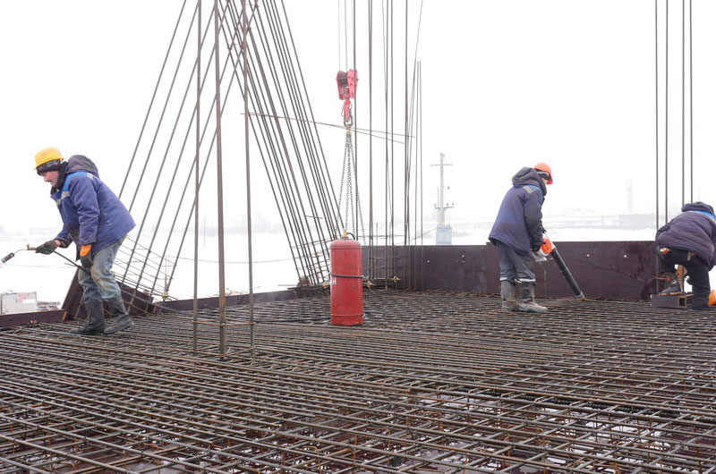 SkyWay EcoTechnoPark: pouring concrete into the formwork of the first level floor panel of the transport and logistics hub, combined with the terminal anchor support
