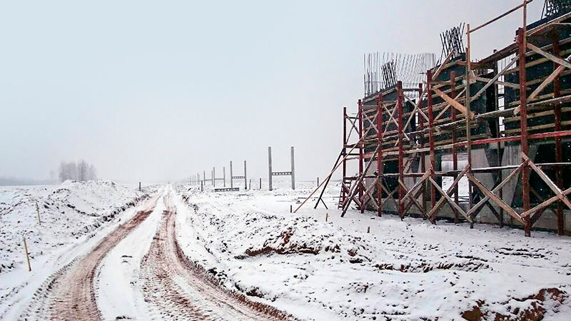 SkyWay EcoTechnoPark: a general view of the assembled formwork for pylons of the first floor