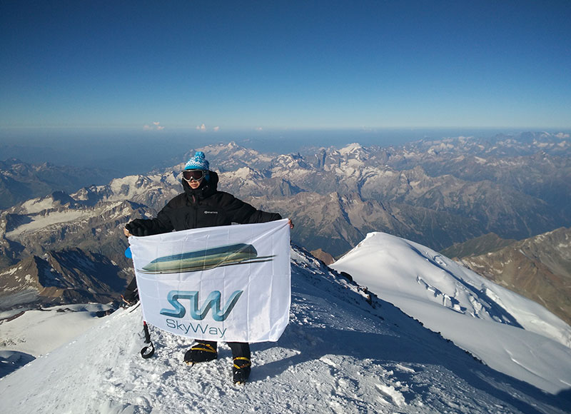 In August, a group of enthusiasts led by the SkyWay regional representative in Chelyabinsk Guzel Magasumova have raised the SkyWay flag on the Mount Elbrus peak