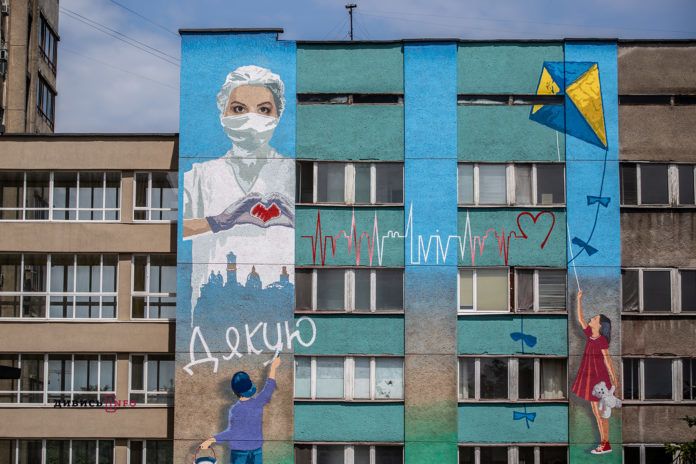  «Благодарность врачам»: красками Sadolin нарисовали мурал на фасаде больницы во Львове