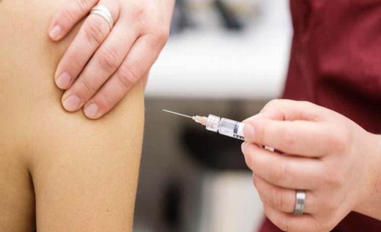  Фахівці в галузі охорони здоров’я пояснили, хто буде не допущений до роботи без вакцинації