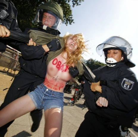  Активистки FEMEN в Берлине устроили “секс-покушение” на президента Обаму