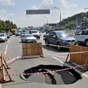  Провал в Киеве у моста Патона может быть ликвидирован уже сегодня