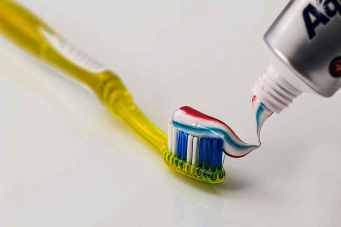  Чому зубну щітку варто міняти часто