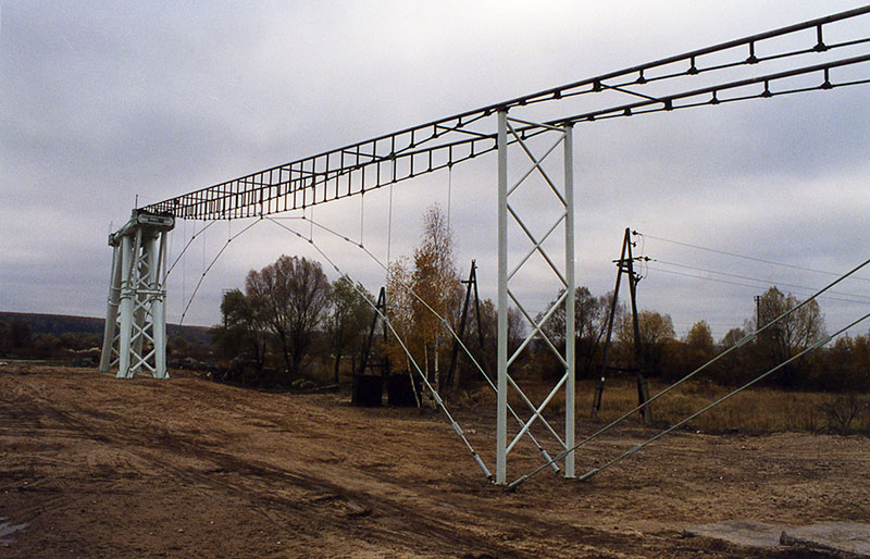 В 2001 году в городе Озёры Московской области был построен первый в истории испытательный полигон технологии SkyWay, задавший импульс дальнейшему развитию струнного транспорта