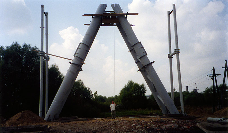 The installation of the major anchor support with a height of 15 meters, August 2001