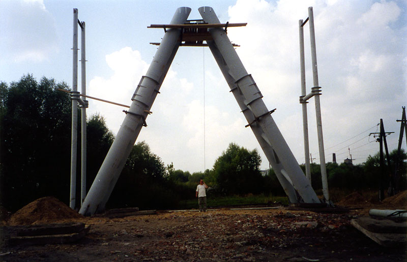 A large anchor support (15 meter high) under installation