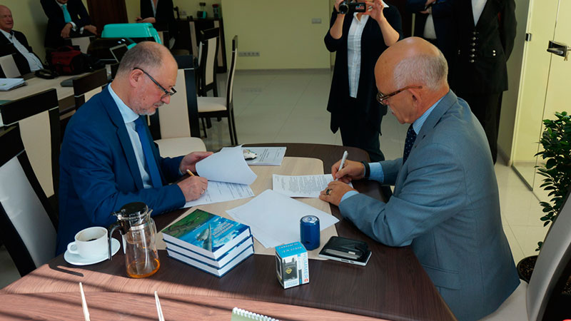 Vladimir Maslov, Director of the Scan TRANSNET project, Doctor of Economics, signed a contract for a large sum from the Estonian side