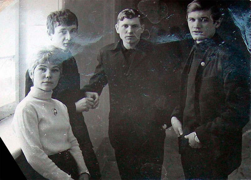 1971. A.Yunitskiy (second from the left) - a student of the Tyumen engineering and construction Institute. Six years before the creation of the SkyWay technology