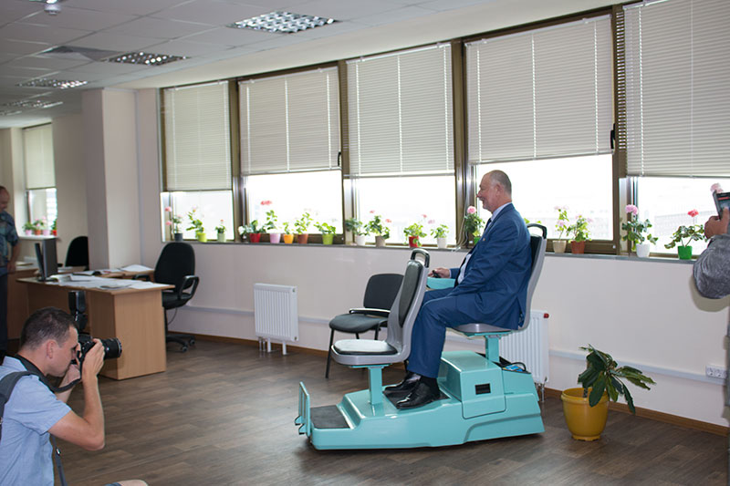 13:56 - The President of the SkyWay Group of Companies demonstrates to the representatives of Belarusian media the use of SkyWay motor-wheels and control system in the office Unimobile designed in SkyWay Technologies Co. and built by specialists of the experimental production facility Unibus