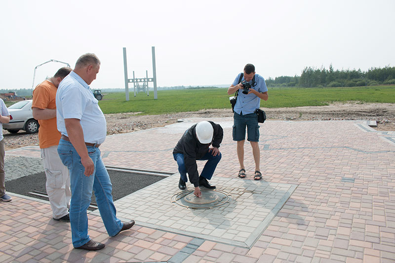 15:39 - Traditionally, the President of the SkyWay Group of Companies touches the Zero kilometer of SkyWay routes at each visit to EcoTechnoPark - for good luck