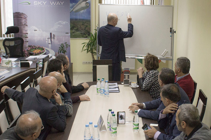В первый день визита Анатолий Юницкий провёл презентацию технологии SkyWay и ответил на вопросы делегатов